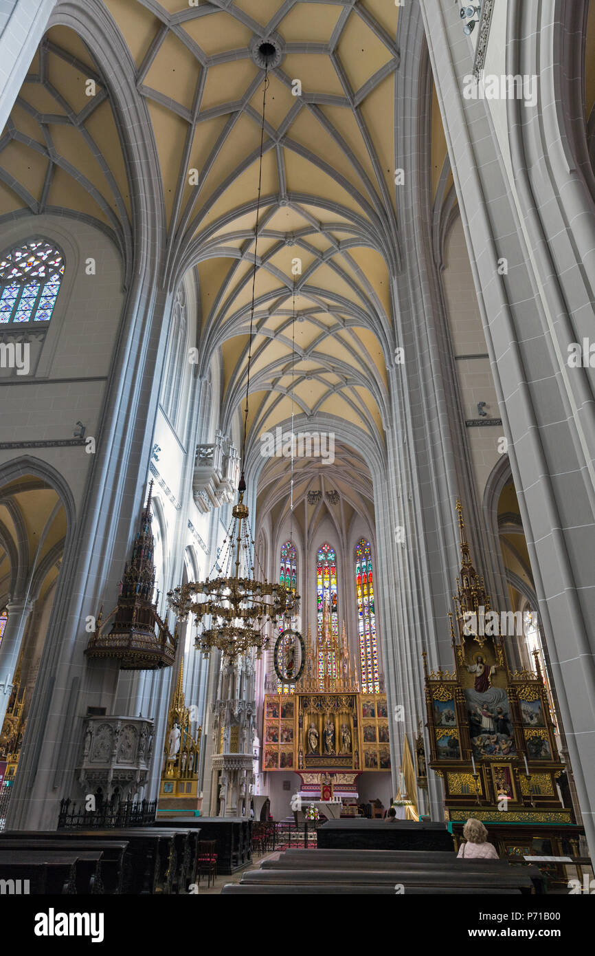 KOSICE, SLOWAKEI - 02 Oktober, 2017: Die Menschen besuchen Sie die Kathedrale von St. Elizabeth. Kosice ist die größte Stadt im Osten der Slowakei und in 2013 war der Europ Stockfoto