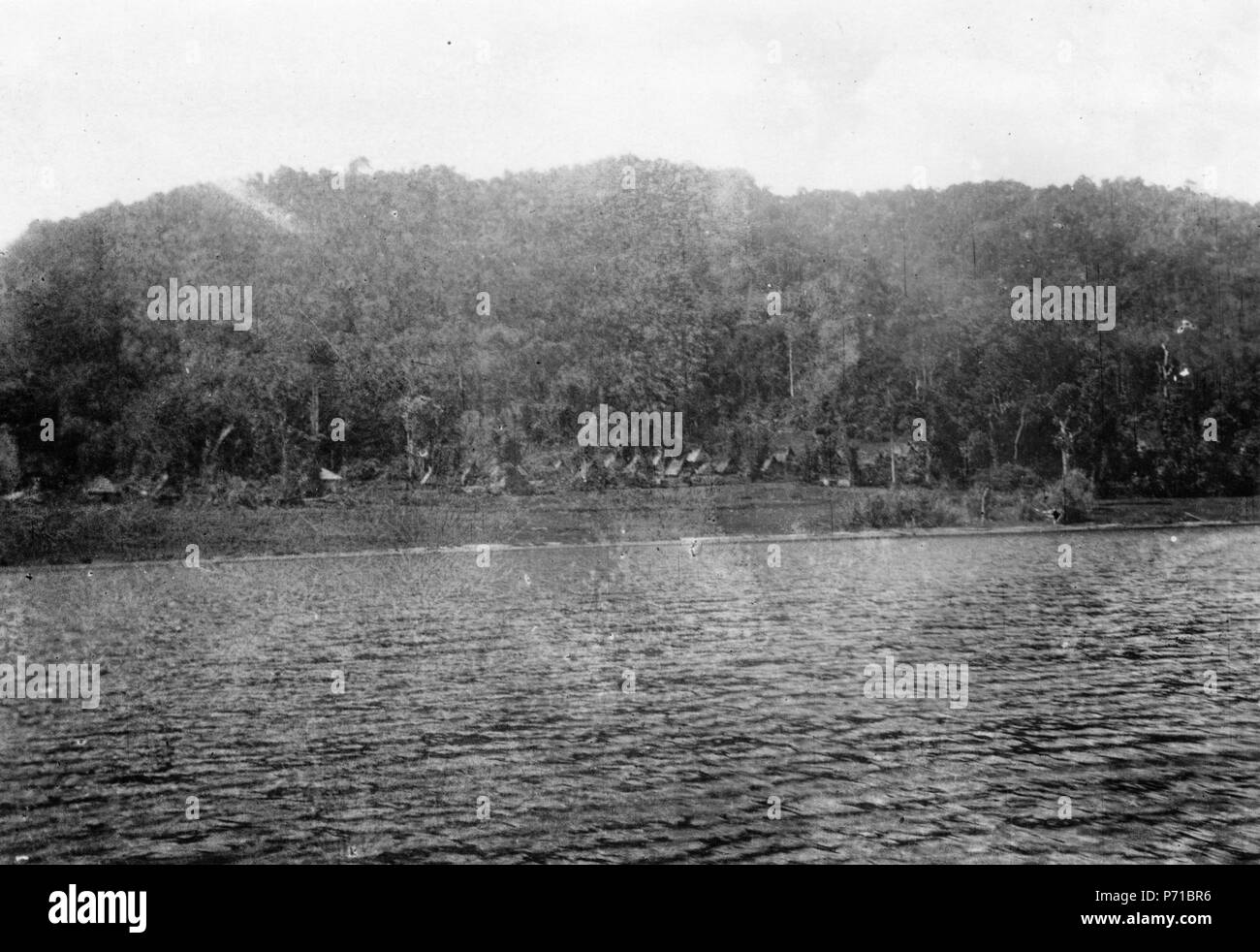 7 Byn Tomadoe sedd från Sjön. Av-Lindoesjön Stranden, Lindoe, Centralcelebes (Mellen-Celebes. Paloe) - SMVK - 000162 Stockfoto