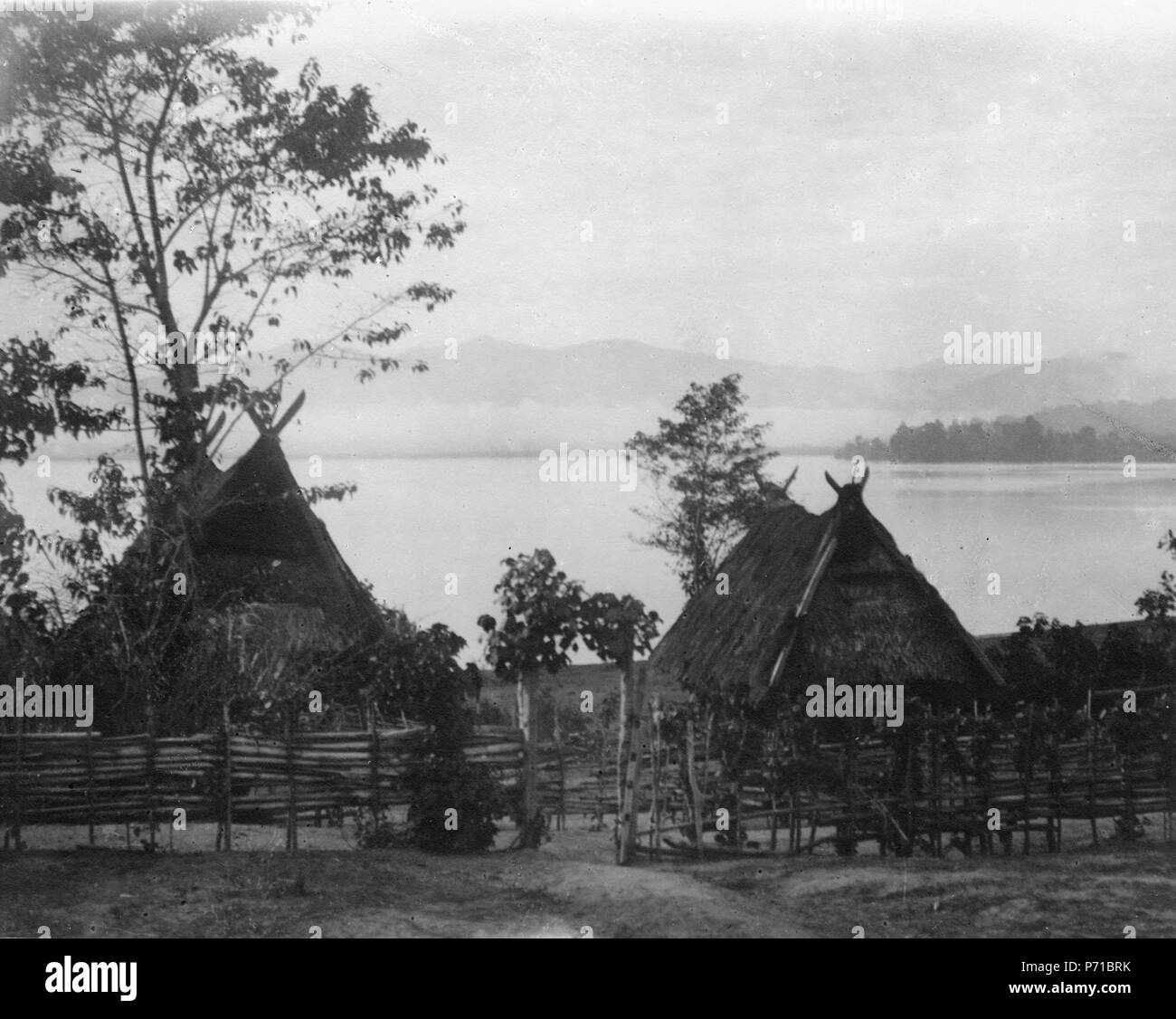 31 Hyddor vid Lindoesjön, i bakgrunden Gefällt mir Lindoeön. Lindu, Sulawesi, Palu. Indonesien - SMVK - 000222 Stockfoto