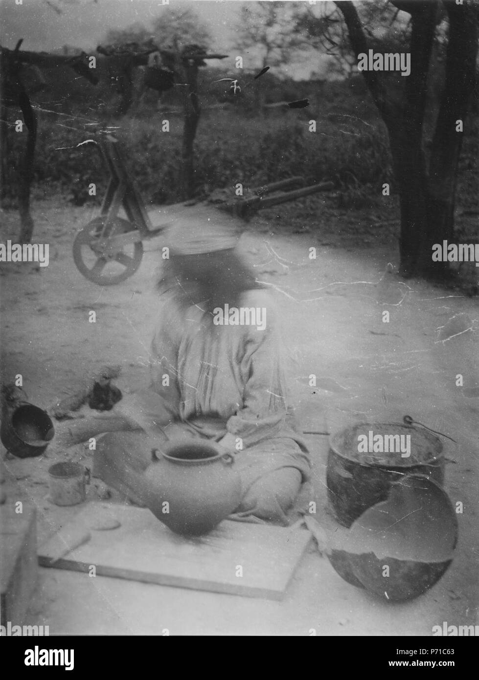 153 tillverkar ett Kvinna lerkärl. Sydamerika. Argentinien - SMVK - 004855 Stockfoto