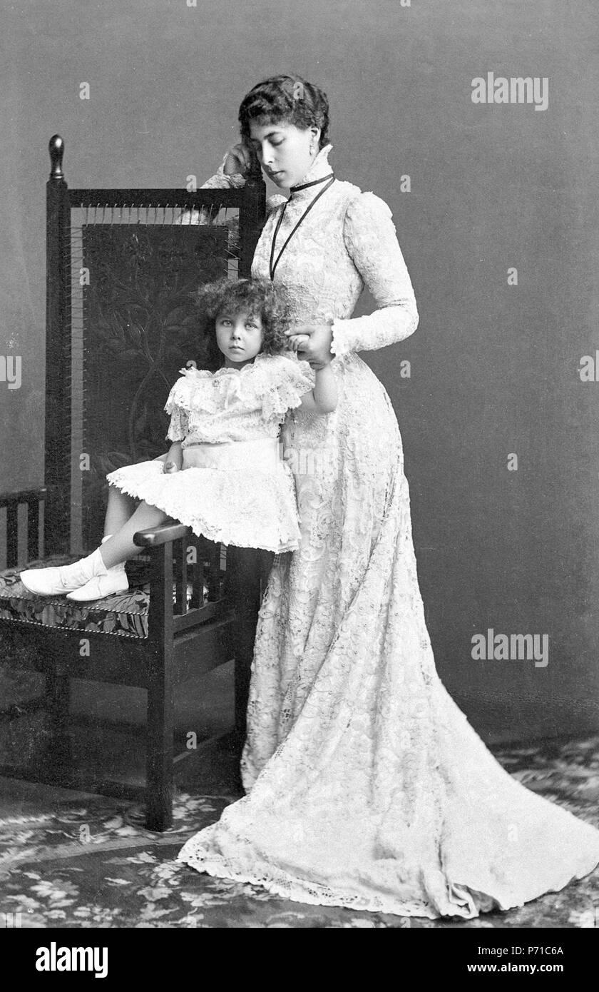 Englisch: Victoria Melita, Großherzogin von Hessen, steht unten an ihrer Tochter, Prinzessin Elisabeth, die auf dem Arm von einem Stuhl sitzt auf der Suche nach vorne. Die Herzogin hält linke Hand ihrer Tochter. 1898 82 Victoria Melita Großherzogin von Hessen mit ihrer Tochter Prinzessin Elisabeth Stockfoto