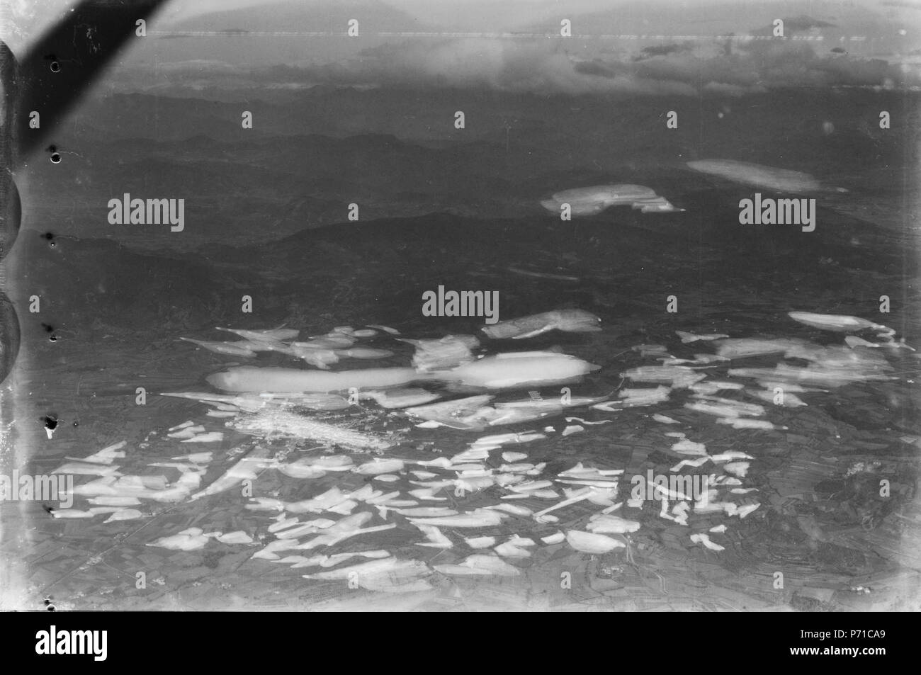 Publiziert in: Mittelholzer, W.: Mittelmeerflug 1930, Bildlegende: Banolas mit Pyrenäen, von Südwest, 2000 m 45 ETH-BIB-Banolas mit Pyrenäen von S.O. aus 2000 m Höhe-mit Flecken, Retouchiert - Mittelmeerflug 1928 LBS-MH 02-05-0008 Stockfoto