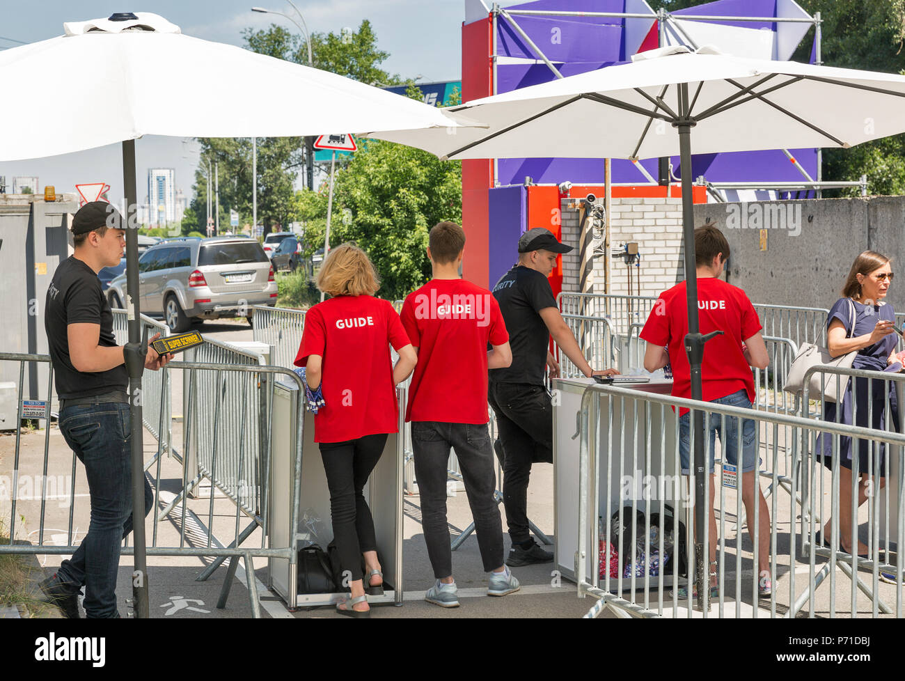 Kiew, Ukraine - Juni 02, 2018: Sicherheit und Führung Personal arbeitet in Kiew Weinfest Checkpoint. Fest des Weins und gesunde Lebensmittel wurde von Goo organisiert Stockfoto