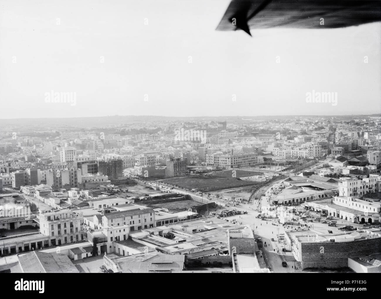 Im Vordergrund rechts: Place de la Victoire, nach hinten geschwungen verlaufende Straße Avenue Lalla Yacout. 52 ETH-BIB-Casablanca, Marokko-Tschadseeflug 1930-31-LBS MH 02-08-0107 Stockfoto