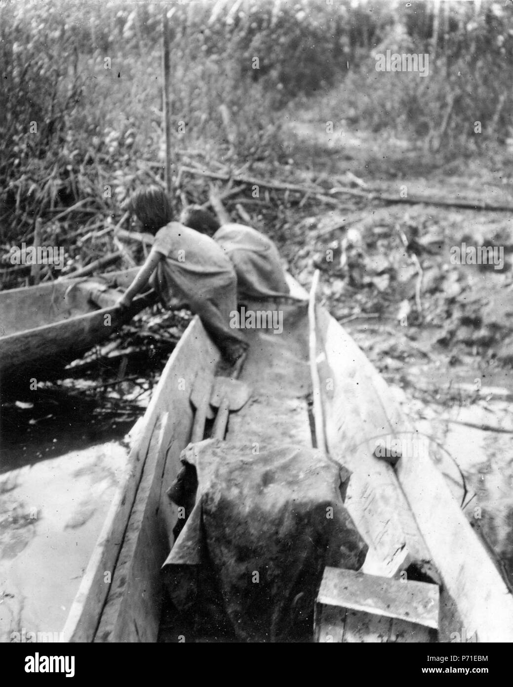 Svenska: Barn i kanoter. Yuracare. Bolivien. Hernmarckska Expeditionen (1908-1909). Englisch: Yuracaré Menschen (Q 978494). Die Hernmarck Expedition (1908-1909). 1908 14 Scheune ich kanoter. Sydamerika. Bolivien - SMVK - 005581 Stockfoto