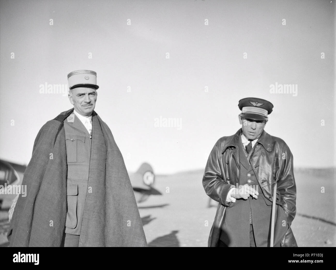 40 ETH-BIB-2 Männer, Fokker im Hintergrund-Tschadseeflug 1930-31-LBS MH 02-08 -0338 Stockfoto
