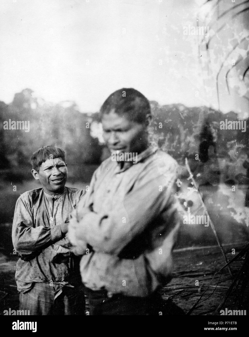 209 Sagoberättande indischen (närmast) vid namn Salvador från Tumupasa. Lokale, Rio Madidi, Bolivien - SMVK - 005549 Stockfoto