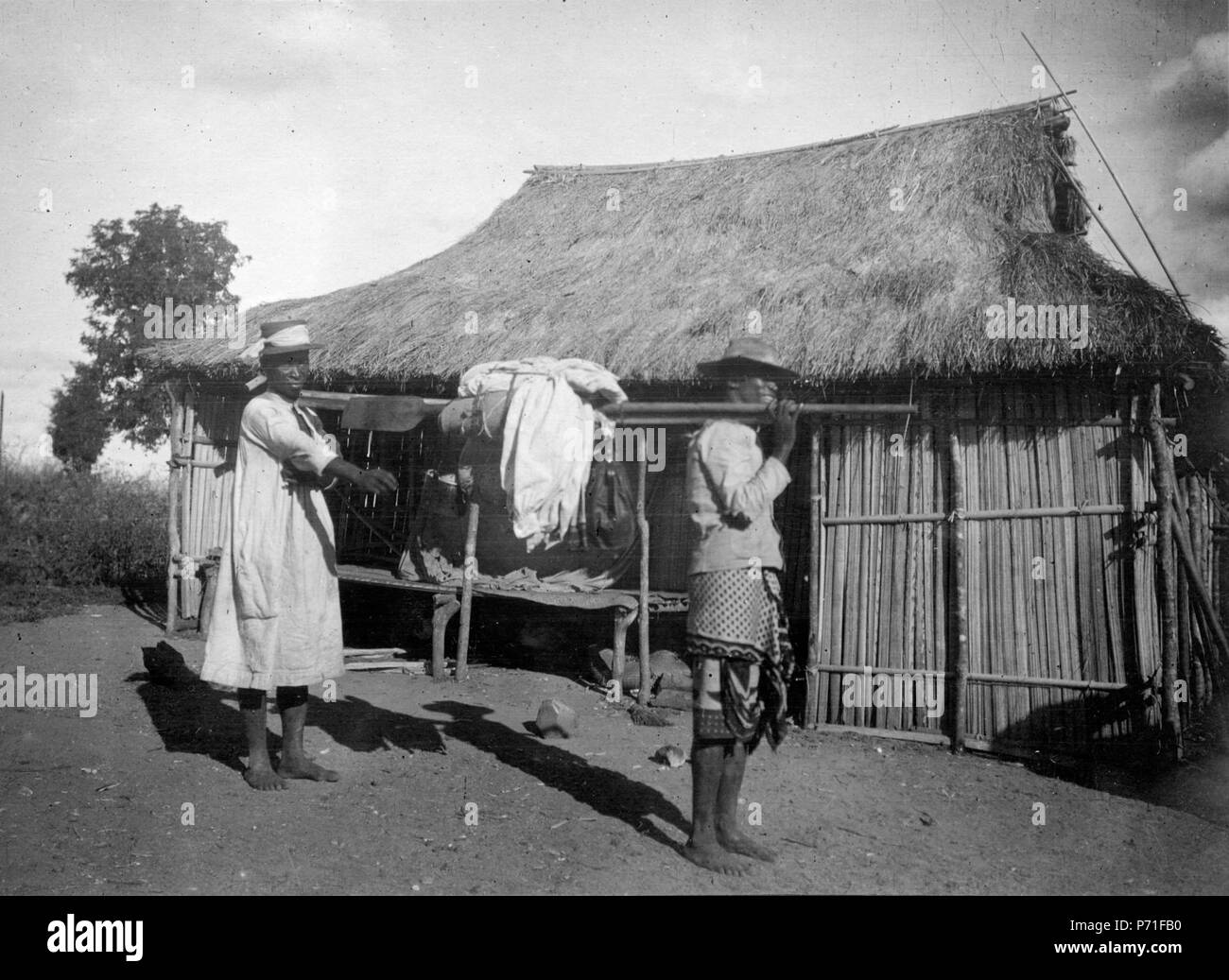 31 Hydda och två antimorer. Ambodimoby, n.v. Madagaskar. - Ambodimoby SMVK - 001736 Stockfoto