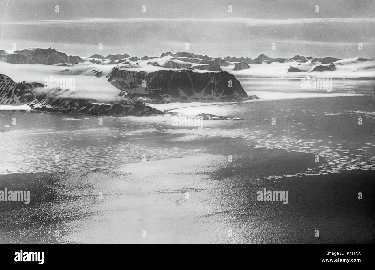 Ortsnamen: Biscayarhuken, Montblanc, raudfjorden 51 ETH-BIB-Browdy-Biscayer Huk-Mt. Blanc-Redbai von Westen aus 500 m Höhe-Spitzbergenflug 1923 LBS-MH 02-01-0027 Stockfoto