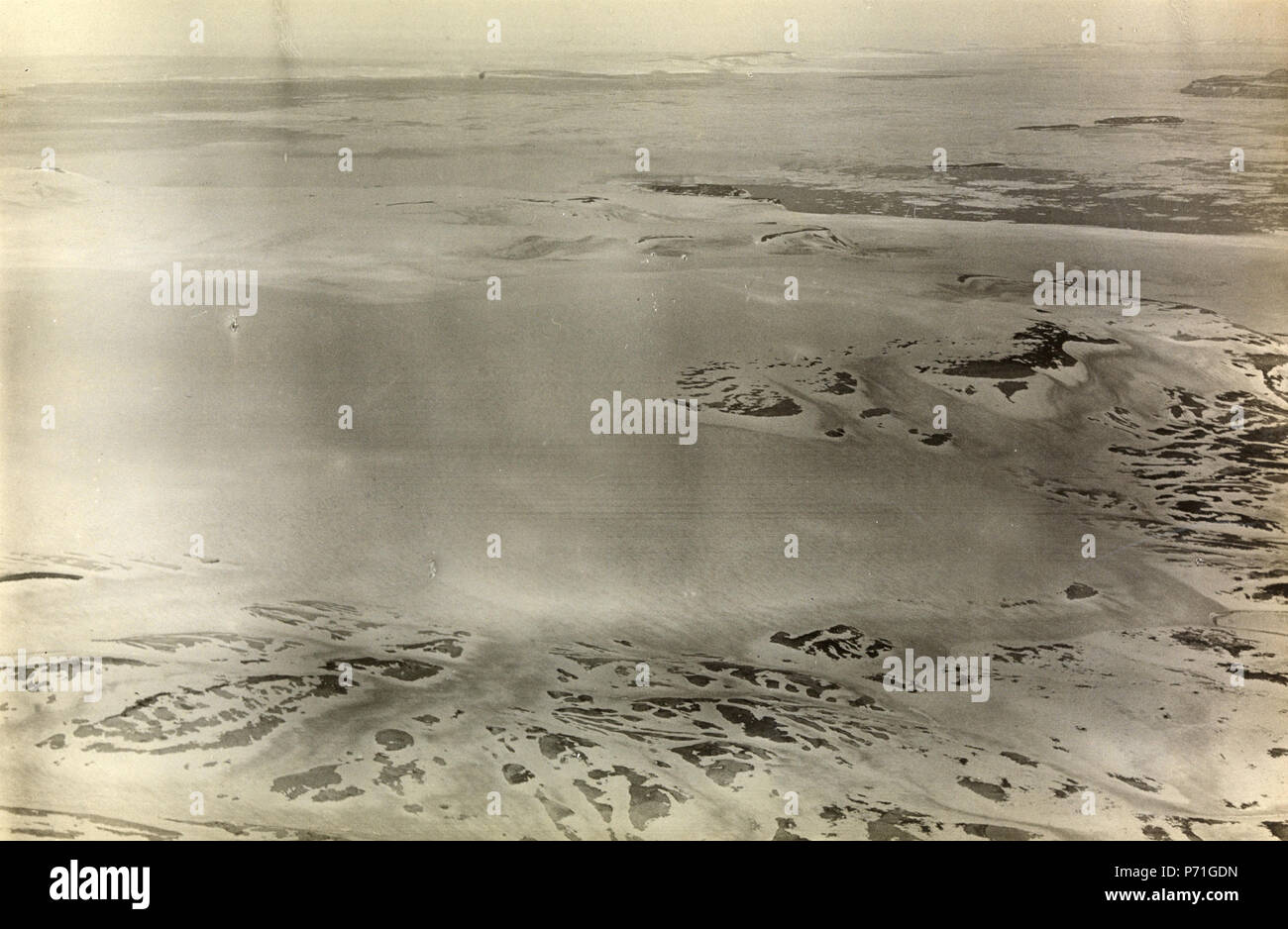 Ortsnamen: Alkefjellet, Ny Friesland, Hinlopenstretet, Nordaustlandet 42 ETH-BIB-Alkenfjell (Ostküste) Neufriesland Hinlopenstrasse - nordostland von Westen aus 2000 m Höhe-Spitzbergenflug 1923 LBS-MH 02-01-0018-A Stockfoto