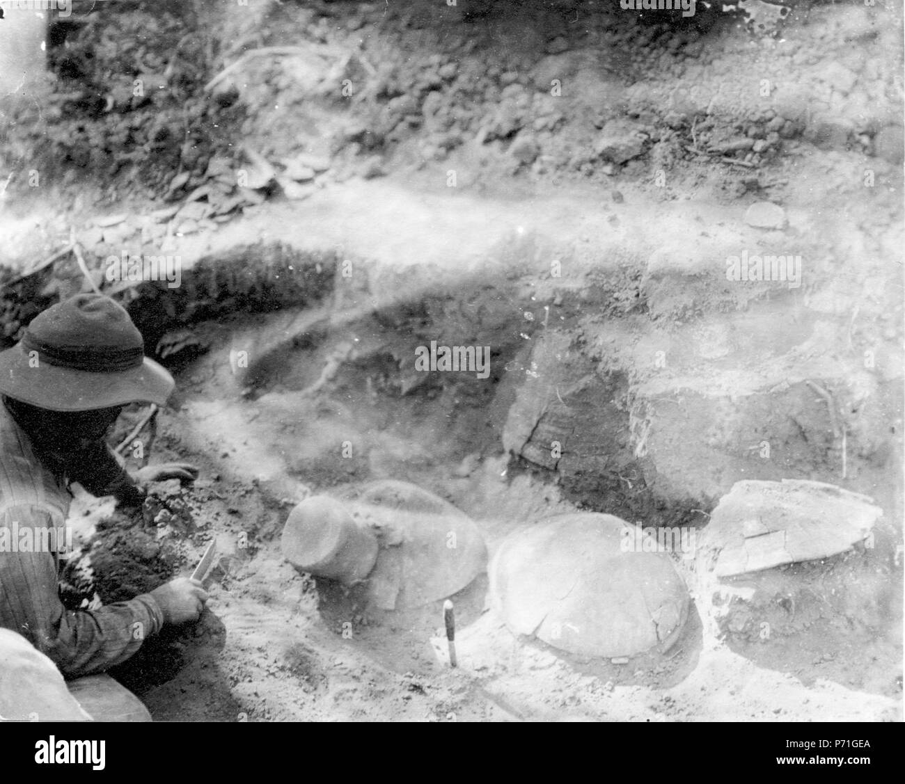 131 Gravurnor unter utgrävning i fältet nära Dr. Manuel Delfins Hus - SMVK - 005908 Stockfoto