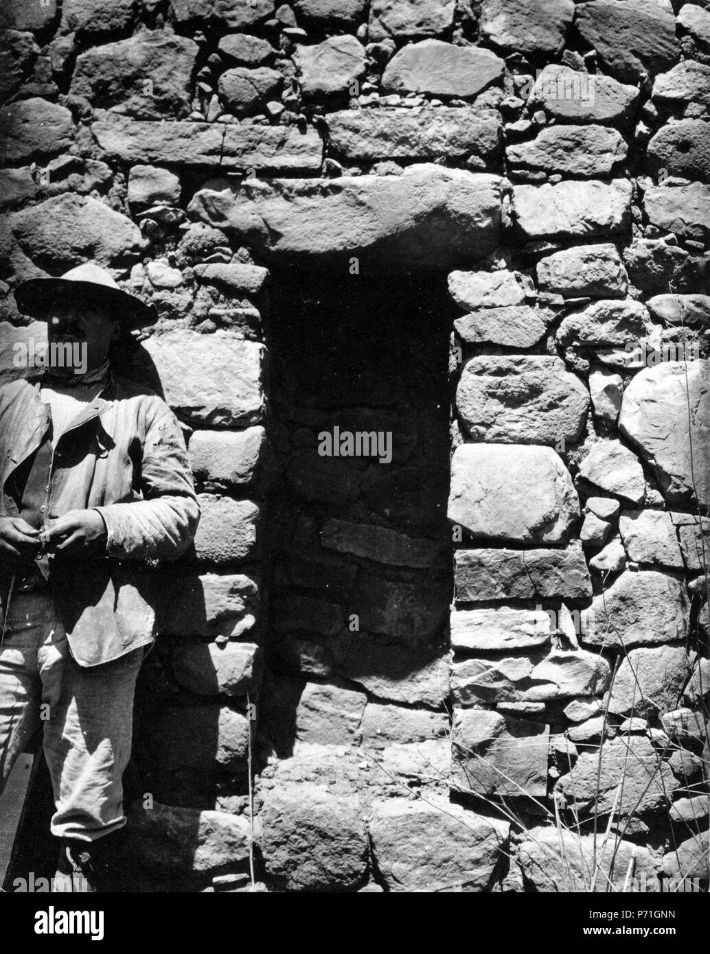 170 Nisch ich palatset, Incallacta. Mannen på bilden ist Nordenskiölds deltagaren ich exp-SMVK - 005835 Stockfoto