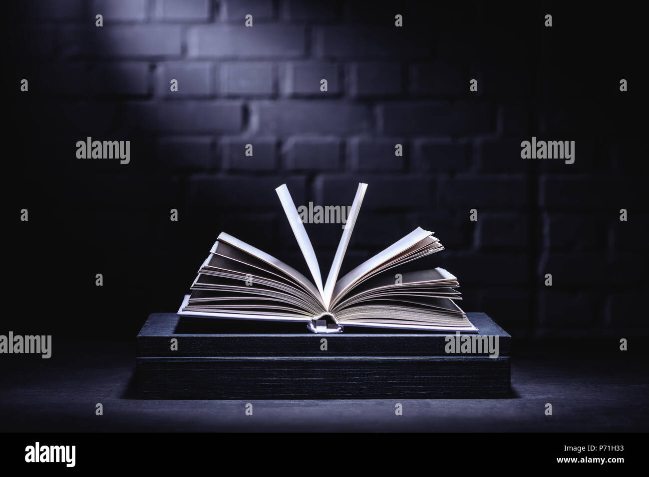 Offenes Buch mit leeren Seiten auf dunklen Tischplatte Stockfotografie Alamy