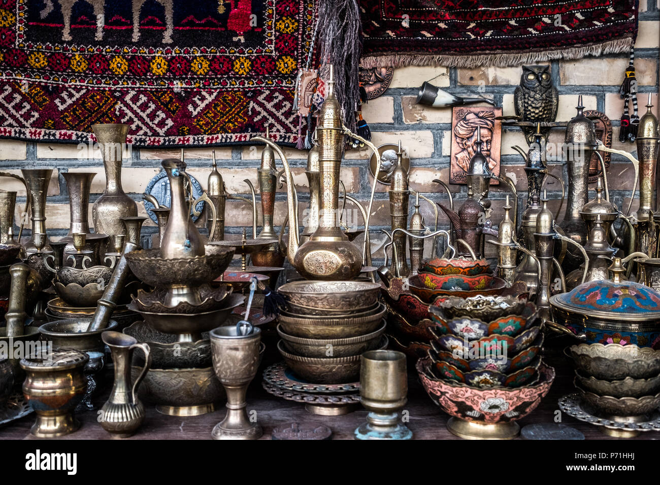 Alte messinggeschirr in einem Markt, in Buchara, Usbekistan gefunden Stockfoto