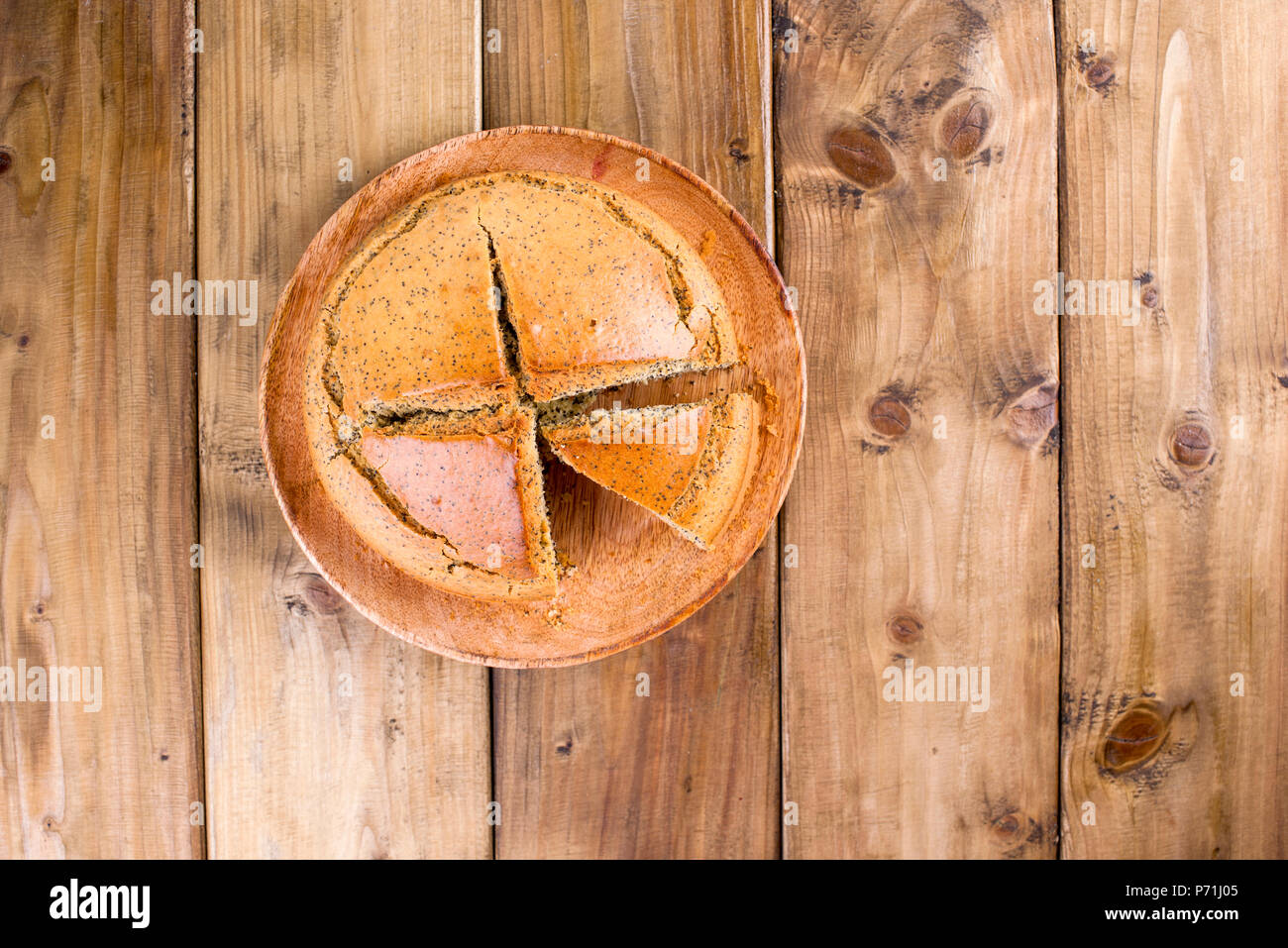 Hausgemachte backen. Frühstück Kuchen mit Mohn und Zitrusfrüchten. Landhausstil. Holz- Hintergrund. Kopieren sapce Stockfoto