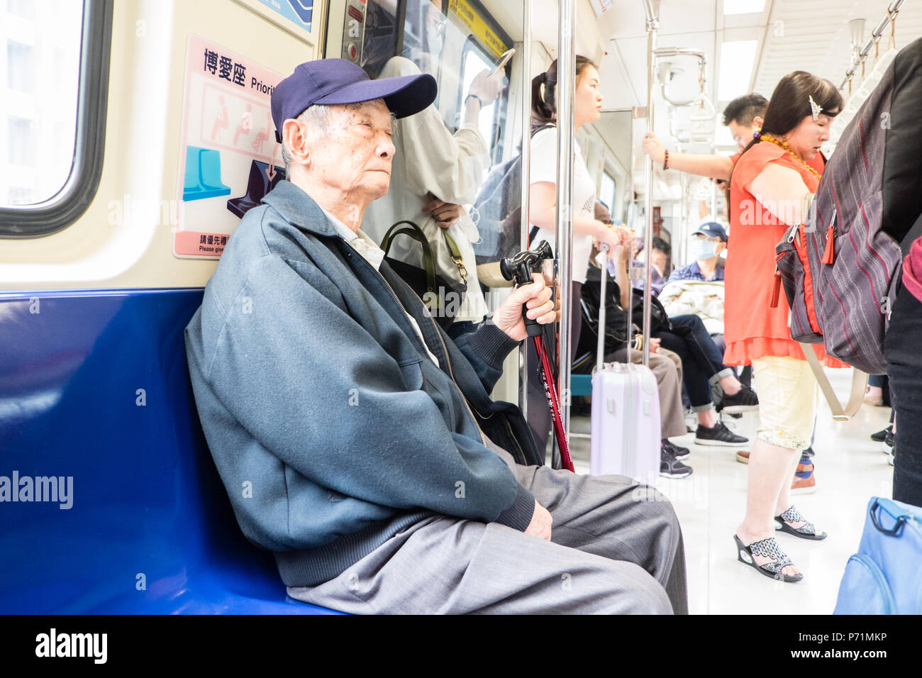 Ältere, fällig, Mann, in, Priorität, Sitzgelegenheiten, Sitz, Platz, MRT, Bahn, U-Bahn, Kutsche, Bahn, Eisenbahn, Taipei, Taiwan, China, Chinesisch, Republik China, ROC, Asien, Asiatische Stockfoto
