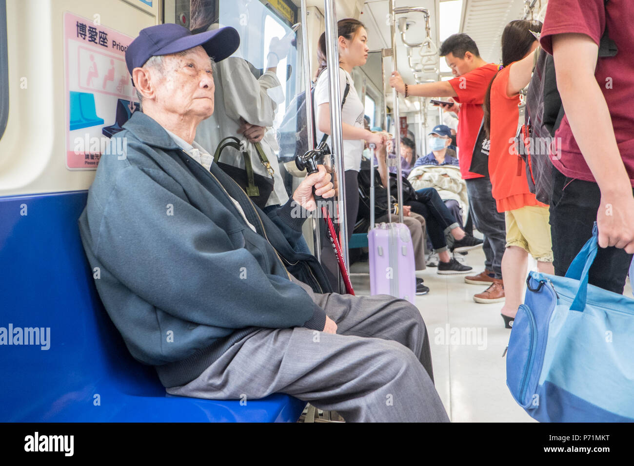 Ältere, fällig, Mann, in, Priorität, Sitzgelegenheiten, Sitz, Platz, MRT, Bahn, U-Bahn, Kutsche, Bahn, Eisenbahn, Taipei, Taiwan, China, Chinesisch, Republik China, ROC, Asien, Asiatische Stockfoto