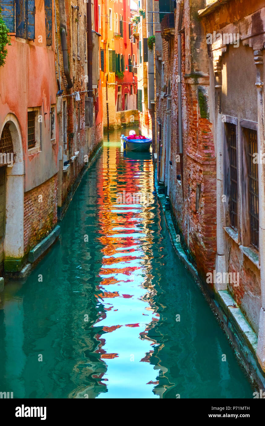 Bunten kleinen venezianischen Kanal mit angelegten Boot, Venedig, Italien Stockfoto