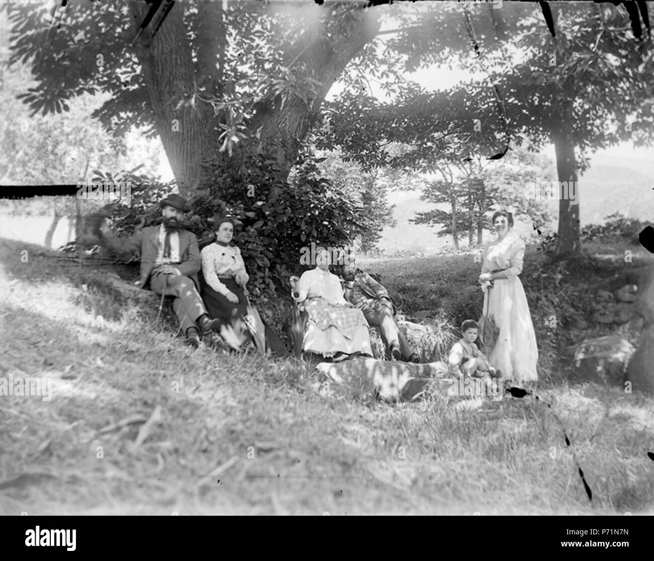 Englisch: Còpia digitale del negatiu Original de vidre Llegat Dolors Moros, 2010 Museu d'Art Jaume Morera, Lleida. 2785. 30. November 1899 9 Baldomer Gili Roig. Retrat de Grup Stockfoto