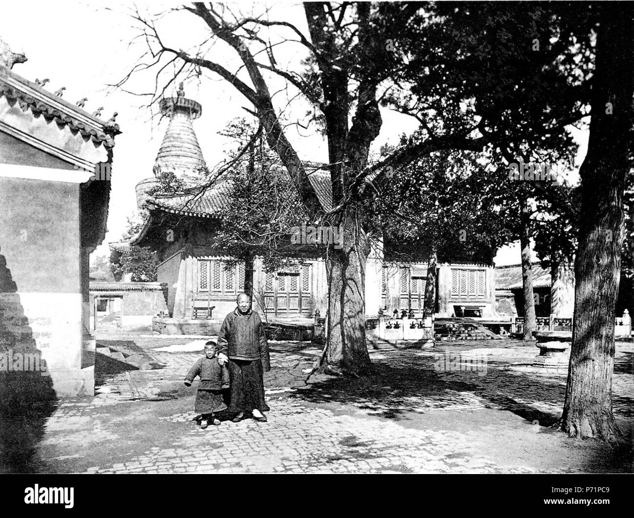 Englisch: Foto von Ein Tagebuch in Bildern. Vor 1904 140 Hof des Pai-ta-Sze, Tempel der weißen Pagode in der westlichen Tartarenstadt Stockfoto