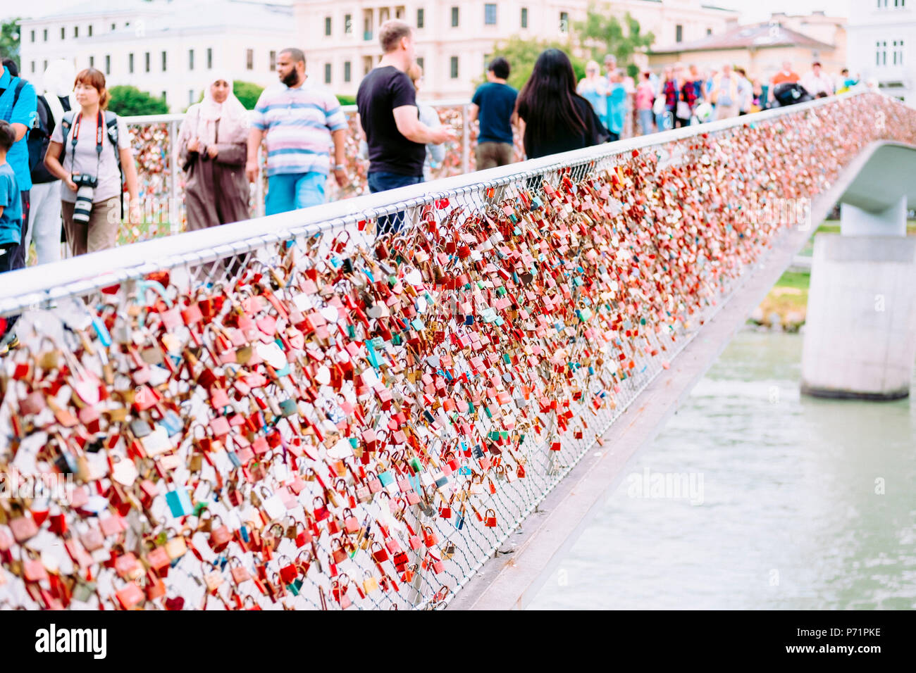 Liebe Schlösser gegurtet zu Makartsteg Brücke in Salzburg Österreich Stockfoto
