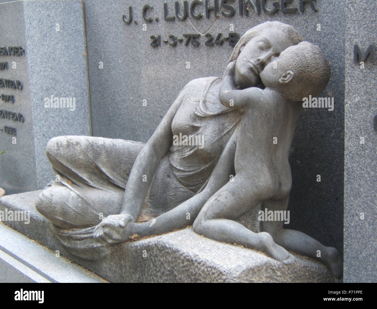 Englisch: Werke von Emiliano Barral (1896-1936) Im zivilen Friedhof in Madrid; Ca. 1935 Español: las mejores de la Entbindungsklinik del panteón Luchsinger (cementerio Civil de Madrid). Obra escultórica de Emiliano Barral hacia 1935. 25 Mai 2014, 17:29:17 39 Emiliano Barral Entbindungsklinik Luchsinger Madrid Stockfoto