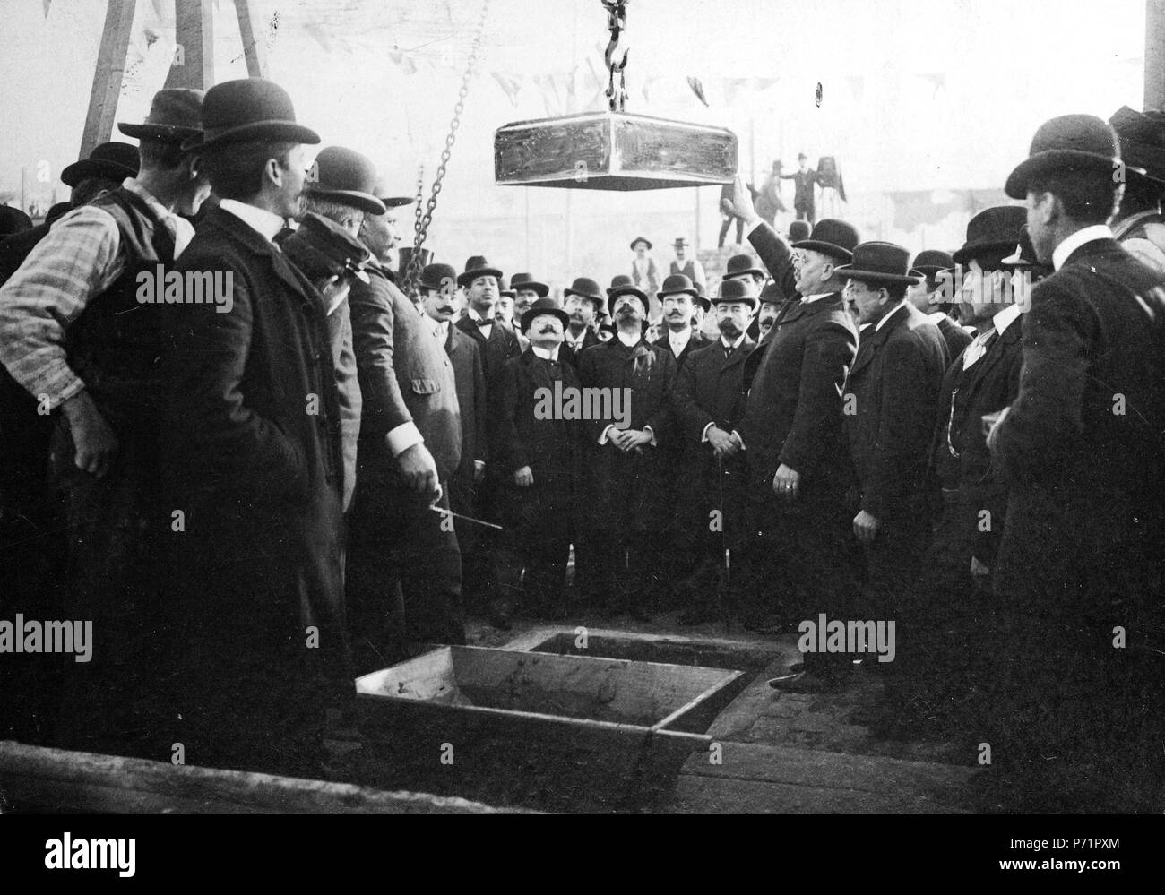 Español: Palacio de "Justicia, colocación de la Piedra fundamental. Buenos Aires, 1904. Inventario13717 Allgemein Archiv der Nation name Archivo General de la Nación Argentina Ort Buenos Aires, Argentinien Koordinaten 34° 36 17 N, 58° 22 14 W etabliert, 28. August 1821 Webseite AGN Authority control: Q 2860529 ISNI: 0000 0001 23755869 Diese Datei wurde auf Commons zur Verfügung dank einer Vereinbarung zwischen der Allgemeinen Archiv der Nation von Argentinien und Argentinien. . 1904 4 Buenos Aires - Piedra grundlegende de Palacio de "Justicia (1904) Stockfoto