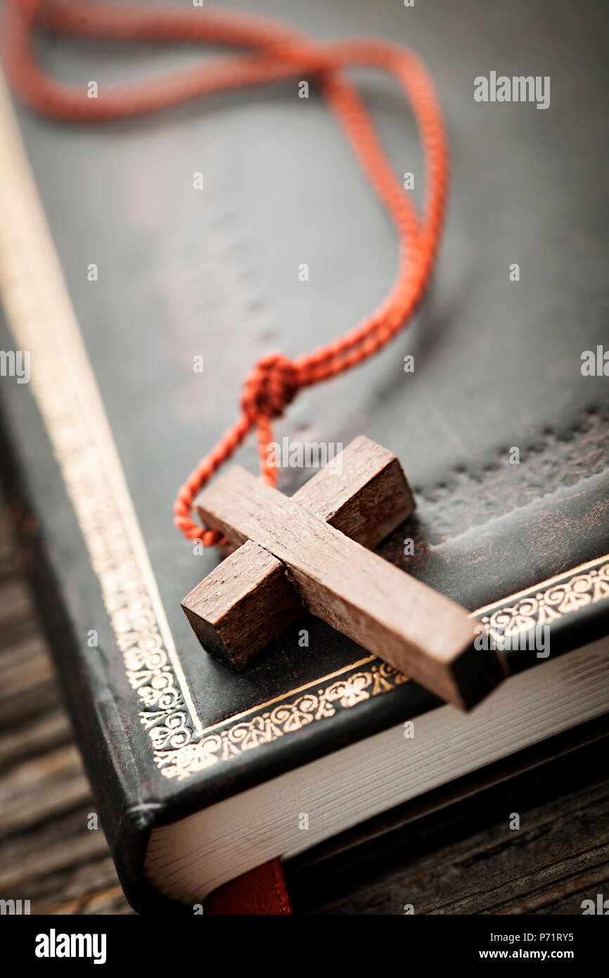 Nahaufnahme von einfachen hölzernen Christian Kreuz Halskette auf Bibel Stockfoto