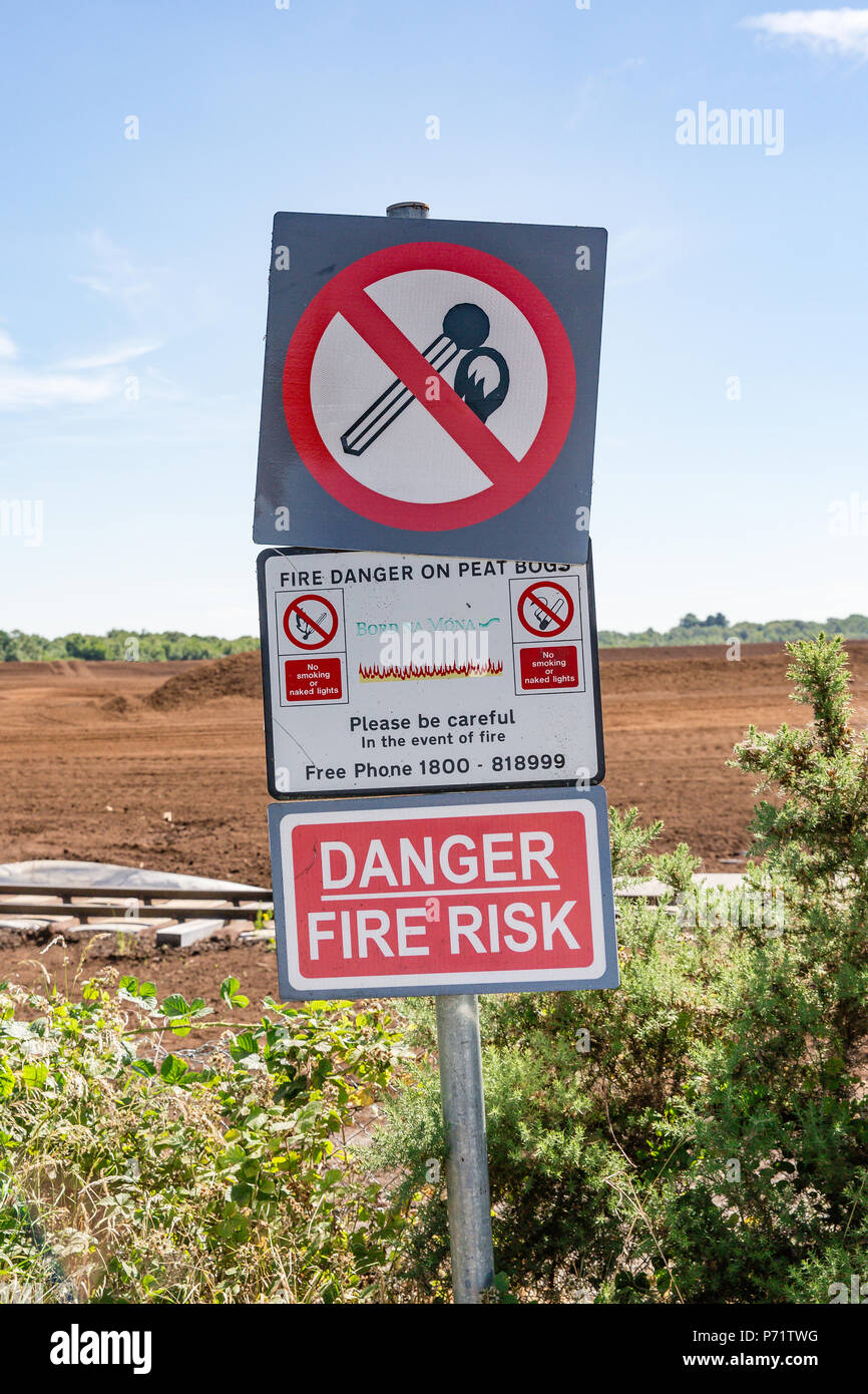 Warnschild an der frästorf Feld in den Wohlhabenden in der Grafschaft Kildare, Irland bog Stockfoto