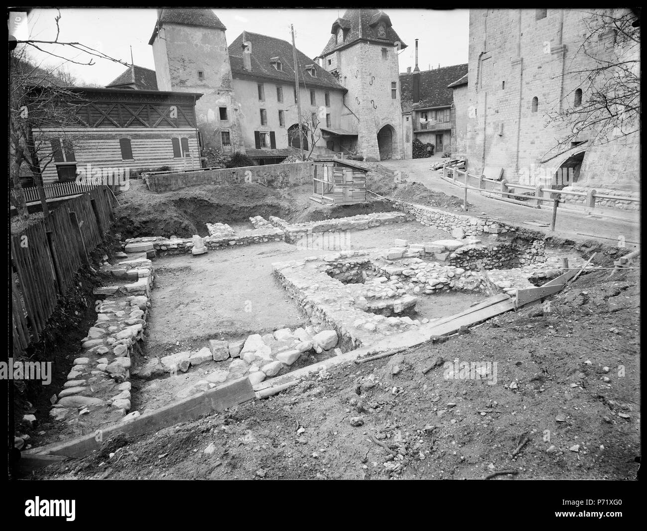. Abbatiale de Romainmôtier. Du cloître et Fouilles Tour de l'horloge. Zwischen 1913 und 1914 25 CH-ACV AMH-C-1410 Stockfoto