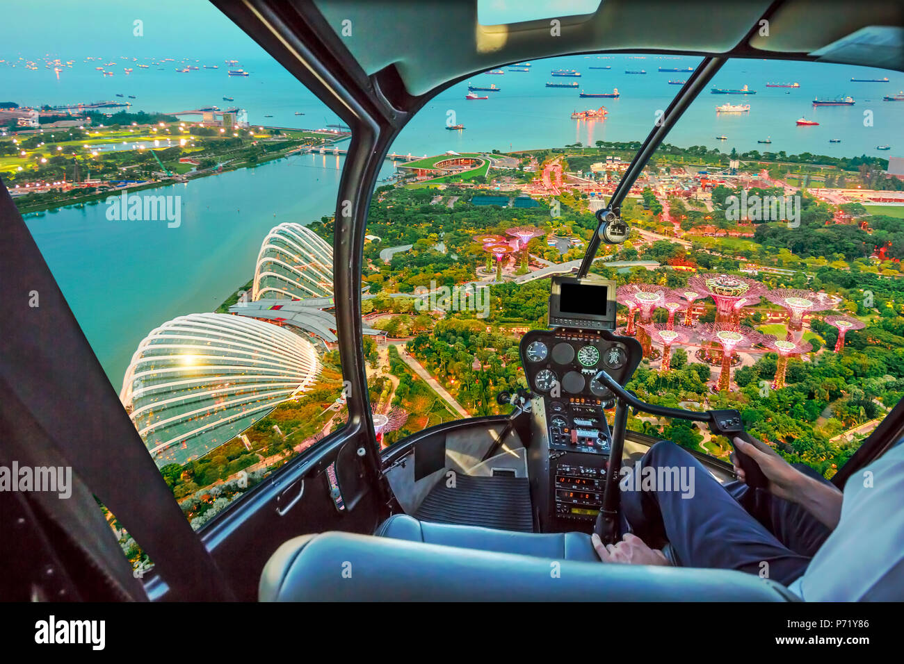 Helicopter Cockpit Innenraum fliegen auf Singapur Bucht. Rundflug über die Gärten an der Bucht Skyline. Nacht urban Antenne Szene. Stockfoto