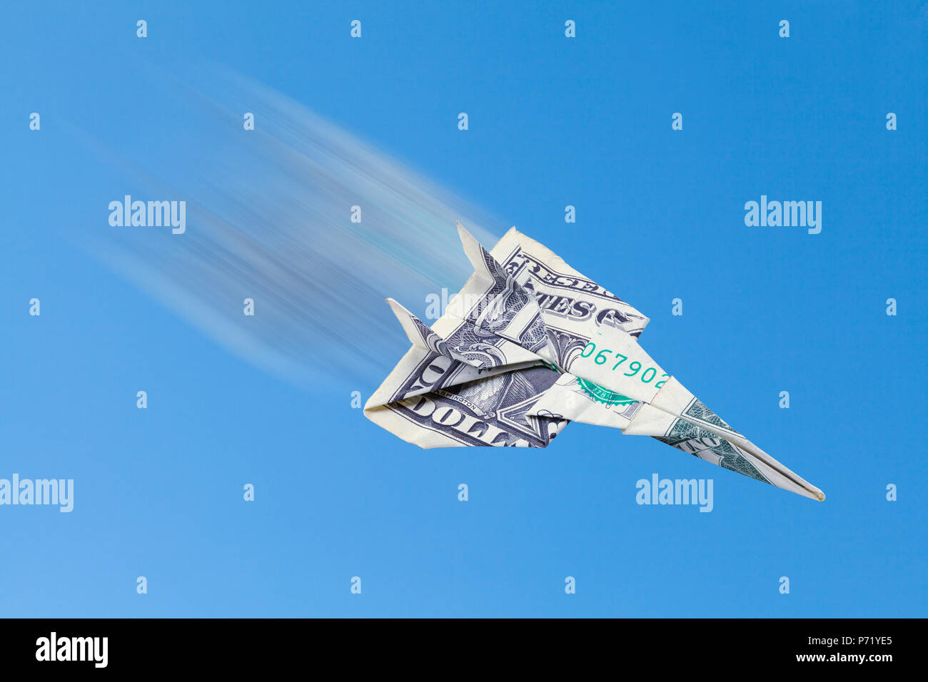 Dollar Flugzeug fliegen schnell in den Himmel. Stockfoto