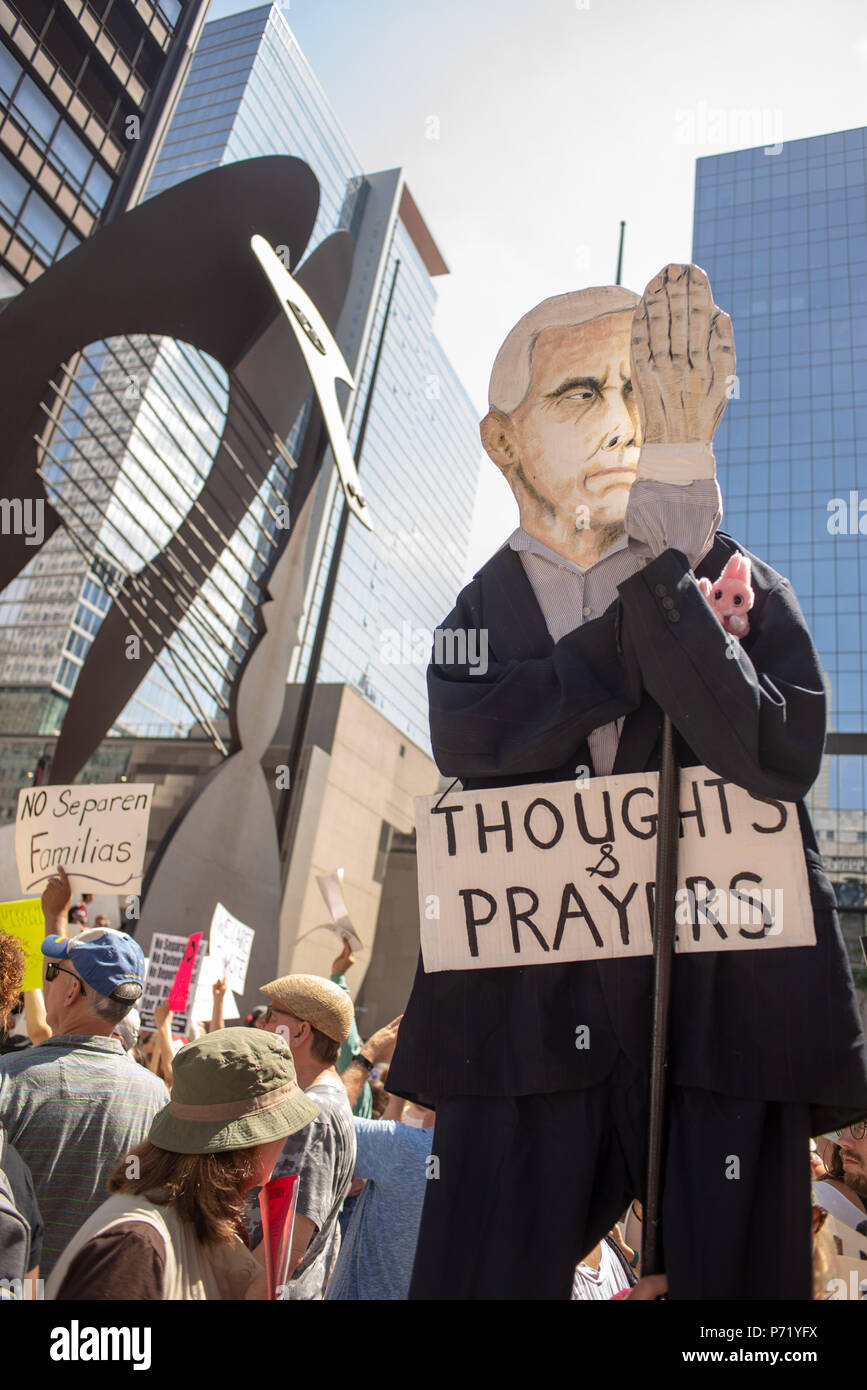 Zeichen und Masse an Familien gehören zusammen - Chicago März, Juni 30, 2018, Richard J Daley Center, Chicago, IL Stockfoto