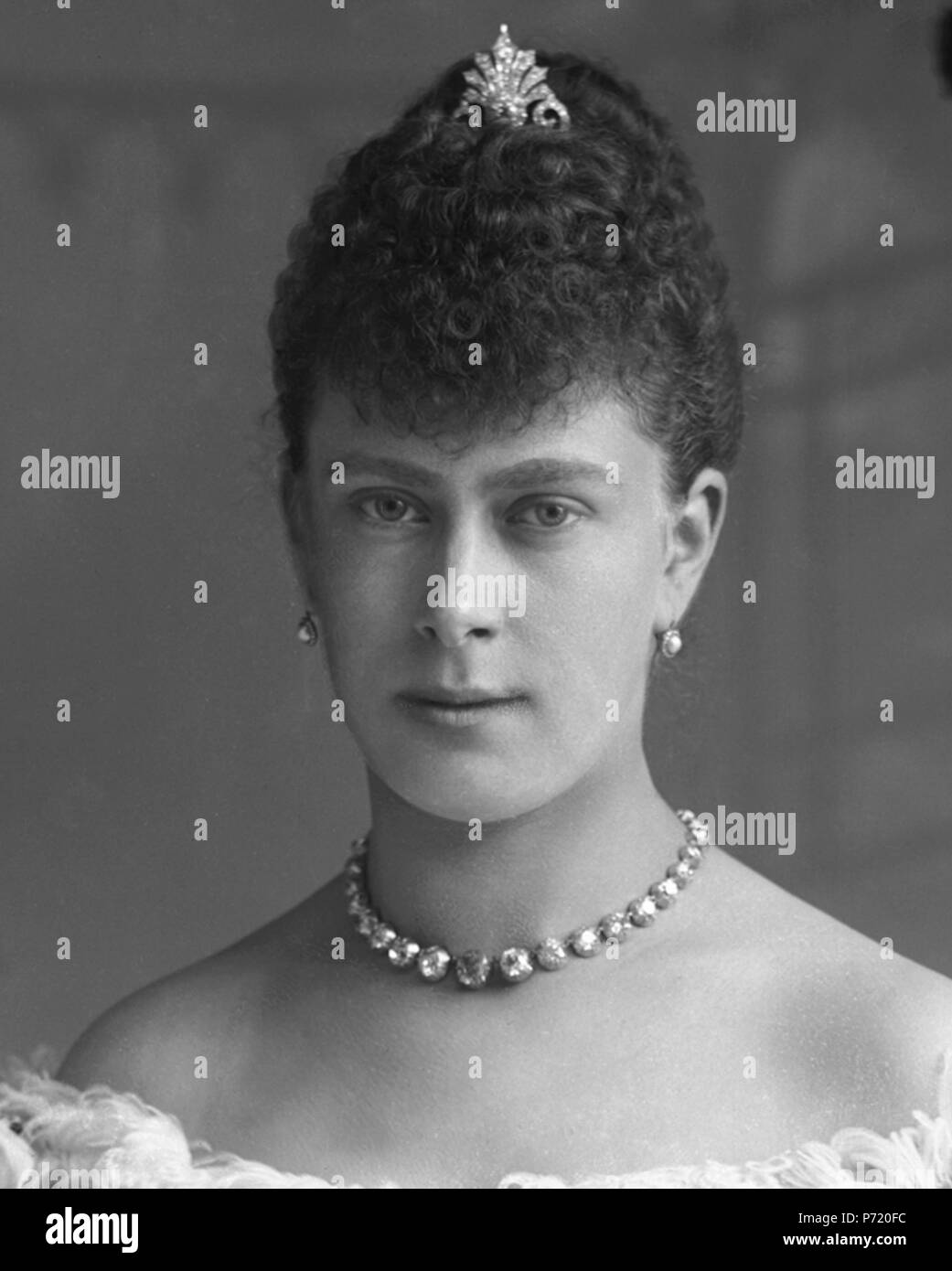 Englisch: Portrait von Königin Maria (1867 - 1953) als Prinzessin Victoria Maria von Teck, vor der Hochzeit sitzen, 6. Juli 1893. Der Diamant rivière Halskette war ein Geschenk von König Edward VII. und der Königin Alexandra, in Erinnerung an den Herzog von Clarence, den 27. Februar, 1892. 24. Juni 1893 225 Victoria Maria von Teck (Detail) Stockfoto