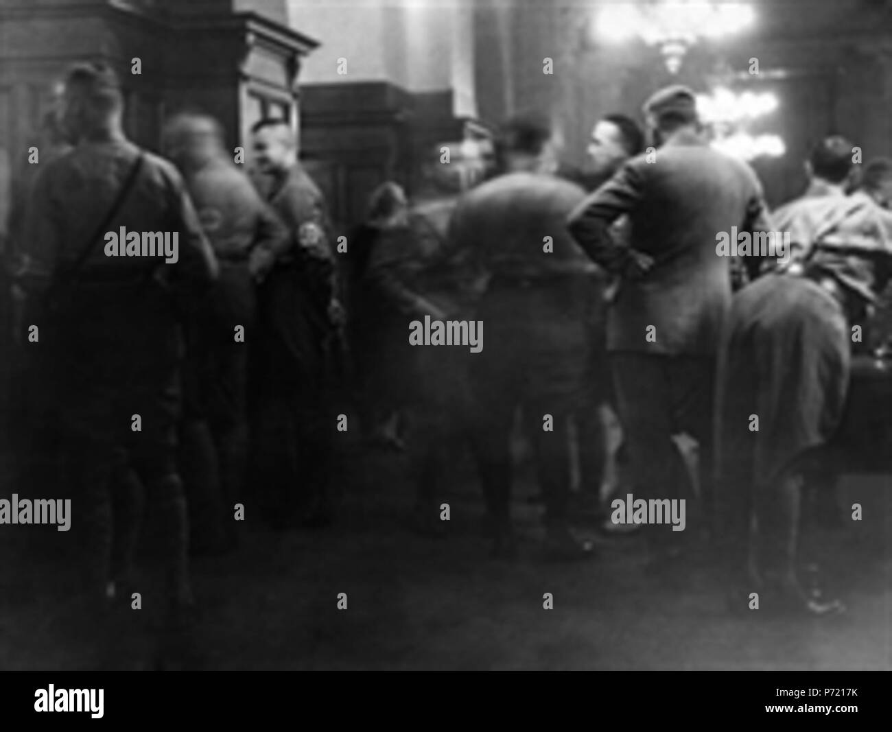 Nederlands: Afgevaardigden van de NSDAP in de Reichstag trekken Hun einheitliche aan voordat ze de plenaire Zaal binnenmarcheren. Vor 1933 12 De NSDAP in de Reichstag Stockfoto