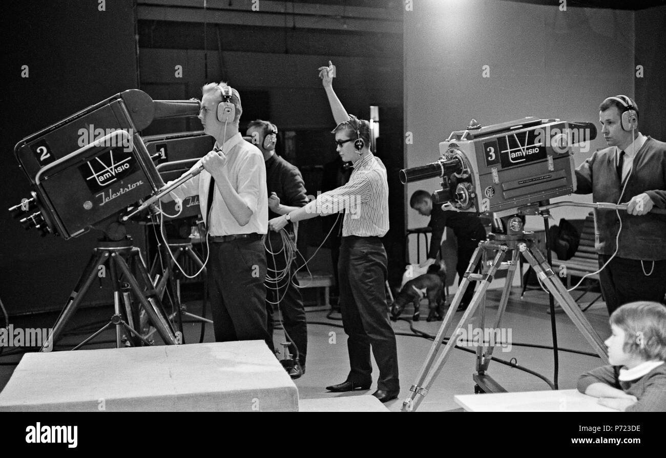 Tamvision der Bediener der Kamera Tuomo Kurikka und Kauno Peltola, Studio Director Raimo Mikkola und Kameramann Lasse Koskinen Film eine Fernsehsendung an Frenckell's Studio in Tampere. YLE Stockfoto