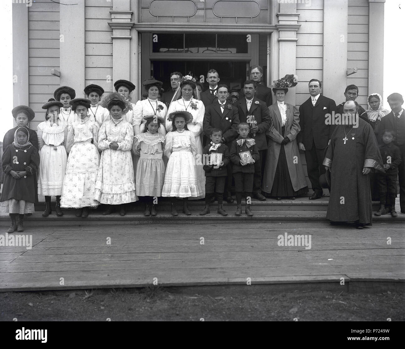 Hochzeitsgesellschaft vor St-Paul-Kirche Stockfoto