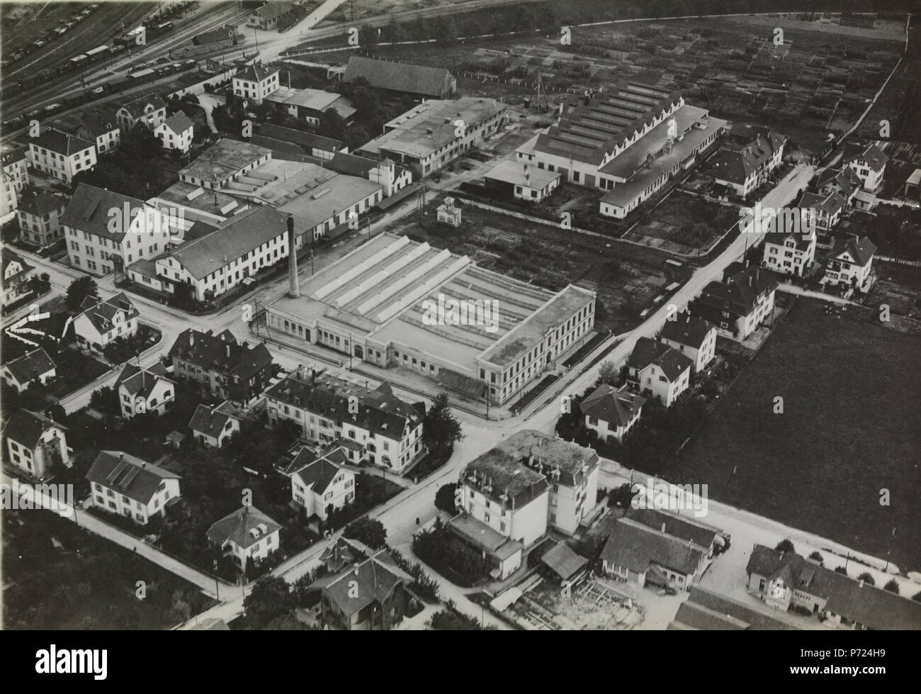 Im Vordergrund: Frchstrasse und Seidenstrasse, sterben in der Bahngeleise on the left side oberen Ecke geh (von unten nach oben) zur Brglinie (im weiten Bogen nach rechts sich hinziehend), zur Linie / Schinznach-Wildegg - Aarau und zur Linie / Lenzburg; der Bahnhof w neben dem on the left side Rand zu suchen 51 ETH-BIB-Brugg (AG), südwestlicher Teil, Seidenweberei - - - Inlandflüge - LBS MH 03-1519 Stockfoto