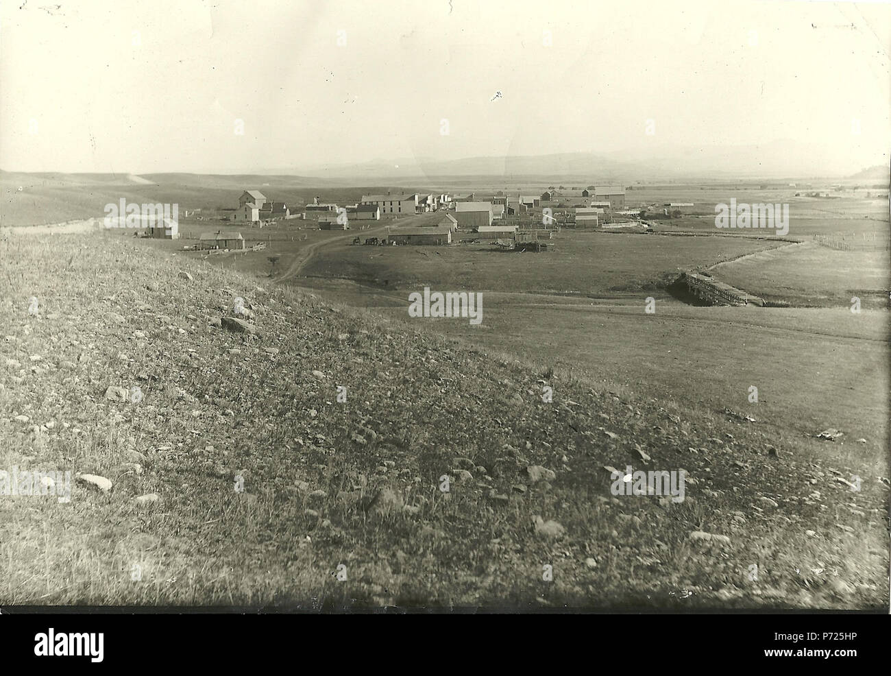 Englisch: Die Stadt Minnesela, South Dakota C. 1890. Die Gemeinde ist heute eine Geisterstadt. Der Wagon Trail verläuft von Norden nach Süden durch die Stadt. Die langen, weißen Gebäude ist das minnesela Hotel und ist die einzige verbliebene Gebäude. Das große Gebäude auf der rechten Seite der Straße wurde die Mühle, Anfang 1957 abgerissen. Die Schule wurde auf dem Hügel im Vordergrund. Français: La Ville de Minnesela dans Dakota du Sud, env. 1890. Maintenant, Elle est une ville Morte. La Piste fahren à Travers la Ville de Nord à-sud. Le lange Bâtiment blanc est l'Hôtel de Minnesela. Aujourd'hui, Il est le Stockfoto