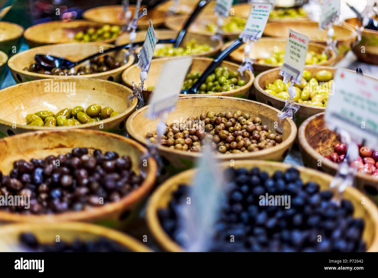 Olivenöl stehen in Borough Markt, Southwark, London, England, Vereinigtes Königreich, Europa Stockfoto