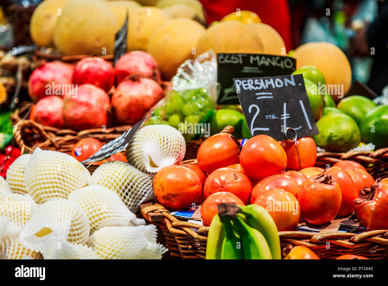 Obst und Gemüse auf Abschaltdruck in Borough Markt, Southwark, London, England, Vereinigtes Königreich, Europa Stockfoto