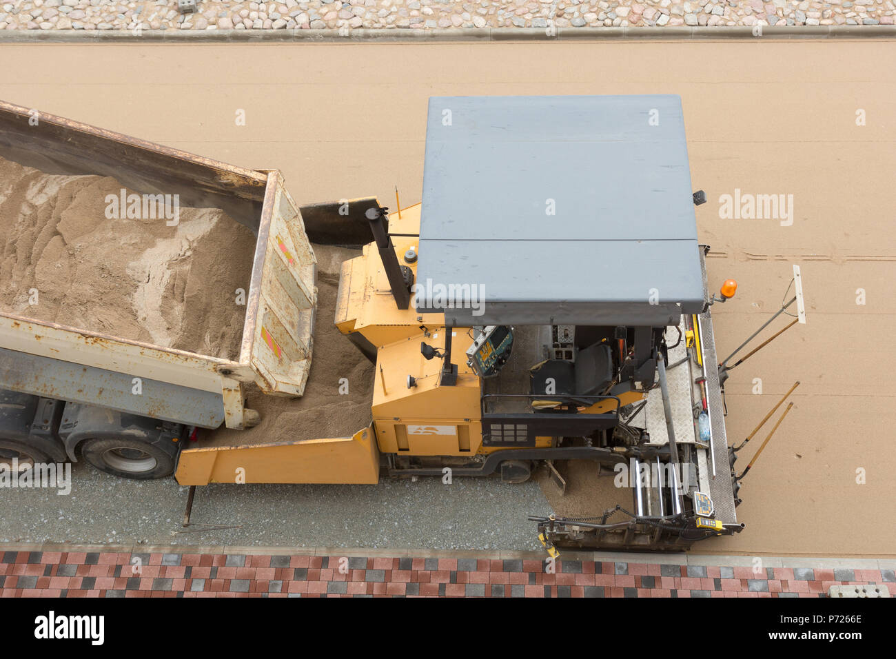 Teermaschine von oben Arbeiten auf der Straße Stockfoto