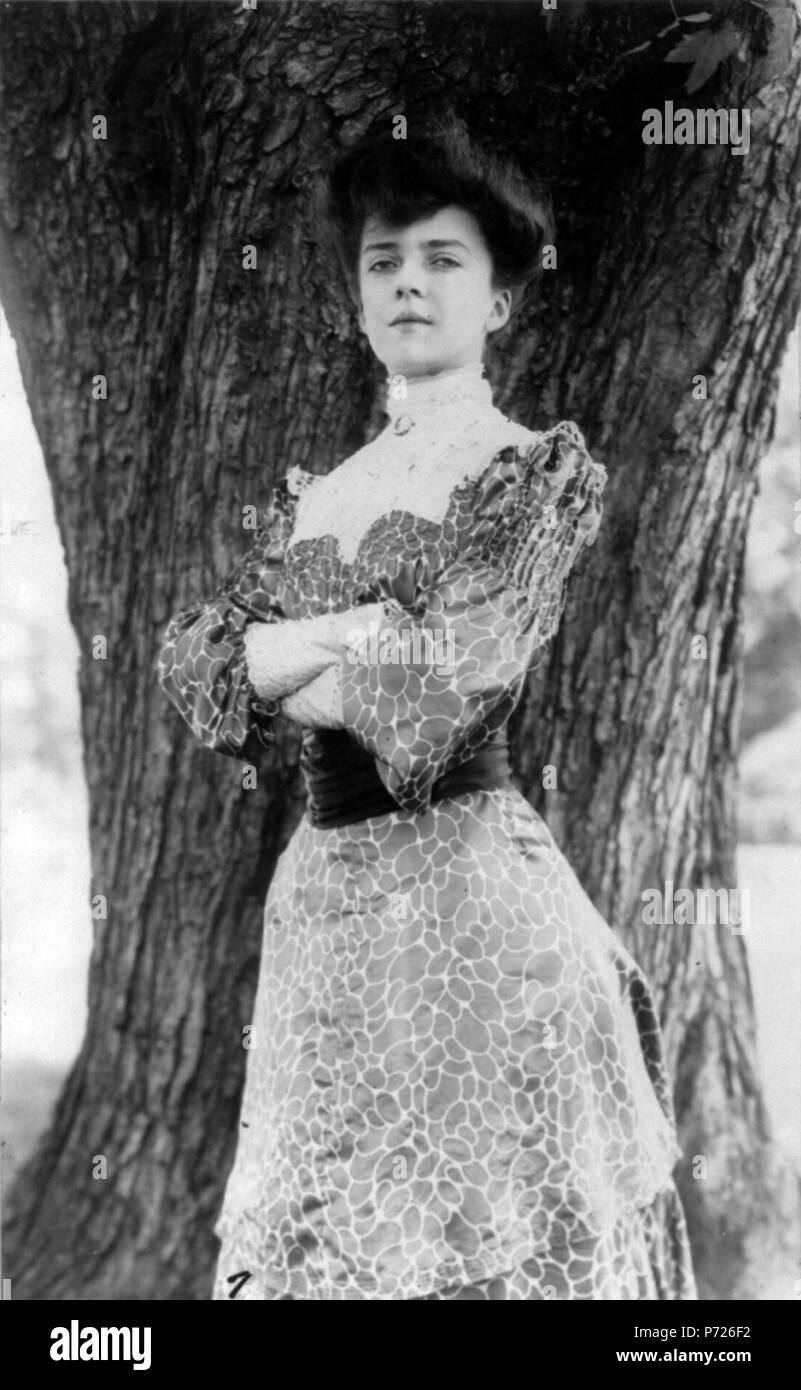 Englisch: Alice Roosevelt Longworth mit verschränkten Armen, 3/4 Länge, stand vor einem Baum, mit leicht nach links. 1902 1 Alice Roosevelt Longworth cph. 3b 03020 Stockfoto