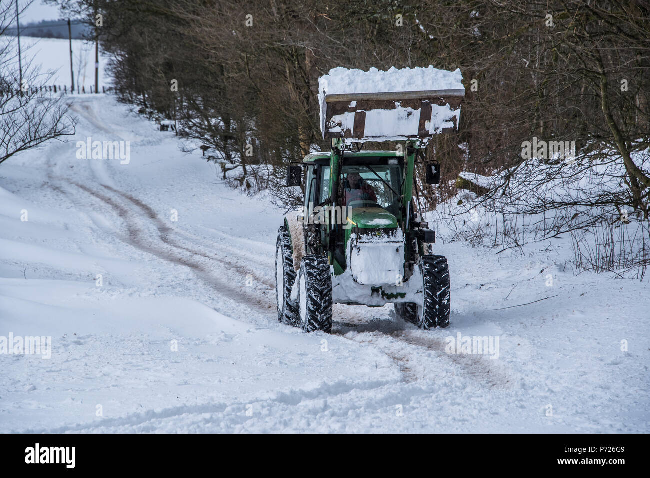 Ein Schlepper versucht, die Hauptstraße zwischen Lennoxtown und Strathblane, East Dunbartonshire, Schottland, Großbritannien, Europa zu löschen Stockfoto