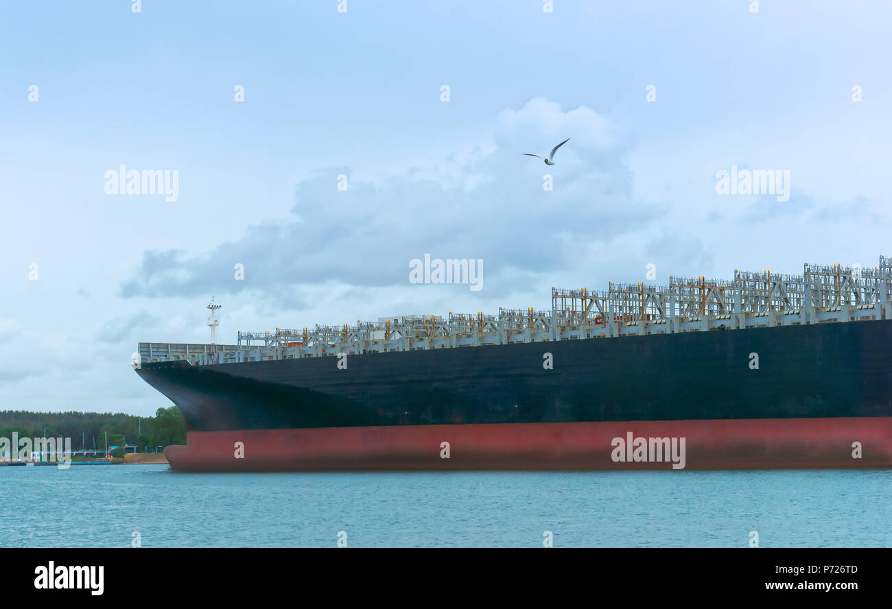 Riesige, leere Container schiff, blau Frachtschiff auf dem Wasser Stockfoto