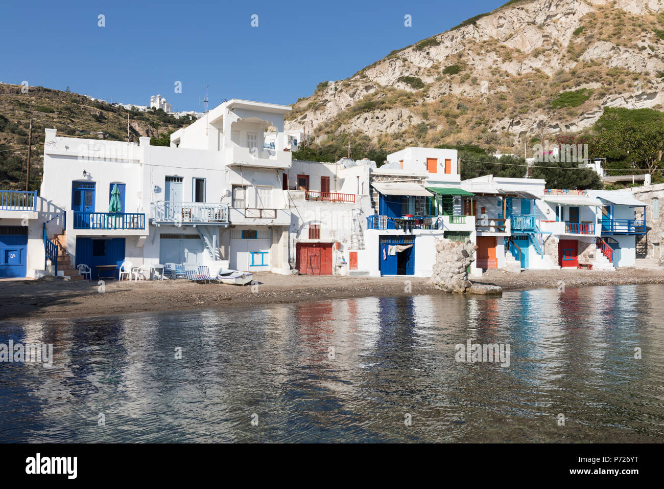 Die bunten Fischer Boot Häuser mit Plaka auf Hill, Klima, Milos, Kykladen, Ägäis, griechische Inseln, Griechenland, Europa Stockfoto