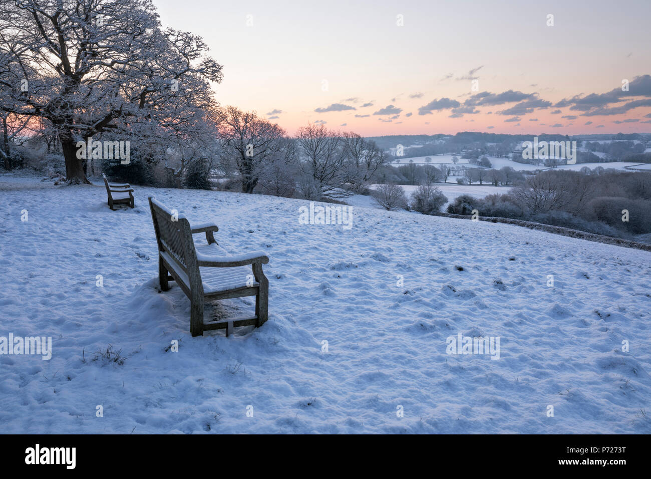 Sitzbank mit Blick auf den schneebedeckten High Weald Landschaft bei Sonnenaufgang, Burwash, East Sussex, England, Vereinigtes Königreich, Europa Stockfoto