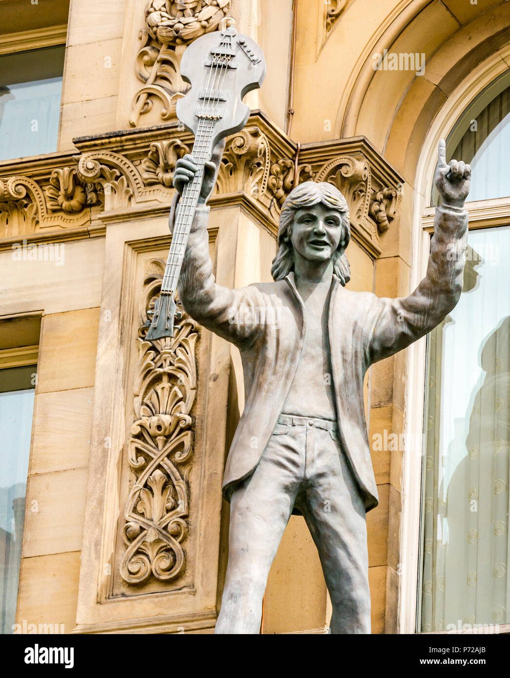 Statue von Paul McCartney Holding eine Gitarre ausserhalb der Tag Nacht Hotel,John Street, Liverpool, England, UK Stockfoto