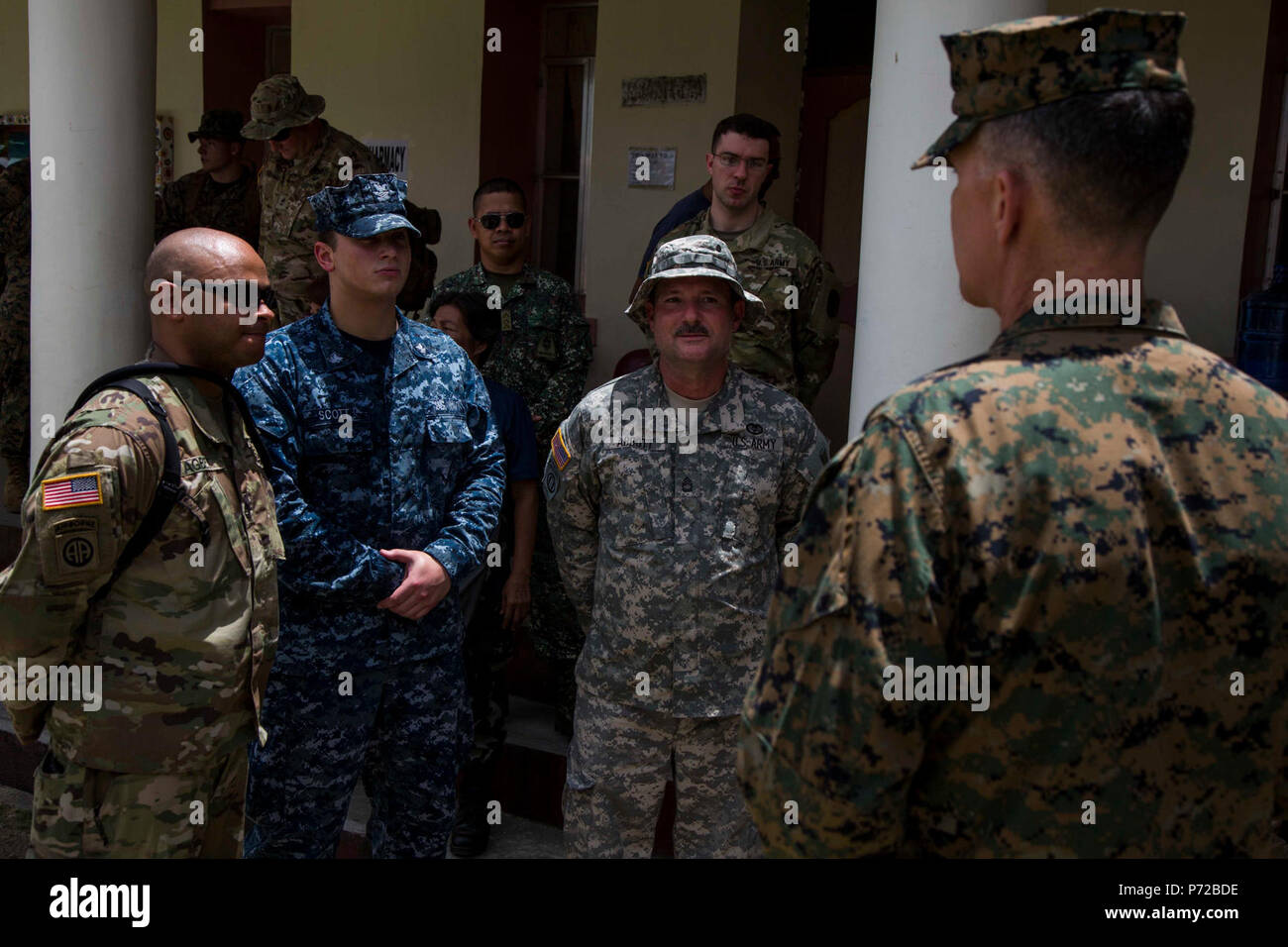 Us Marine Brig. General John Jansen, Kommandierender General, 3. Marine Expeditionary Brigade, spricht zu anderen US-service Mitglieder während einer Zivil-militärische Unterstützung aus dem Meer humanitäre Hilfe und Katastrophenhilfe Szenario zur Unterstützung der Balikatan 2017 Batan, Batanes, 11. Mai 2017. Balikatan ist eine jährliche US-Philippinischen bilaterale militärische Übung konzentriert sich auf eine Vielzahl von Missionen, einschließlich humanitärer Hilfe und Katastrophenhilfe, Terrorismusbekämpfung, und andere kombinierte militärische Operationen. Stockfoto