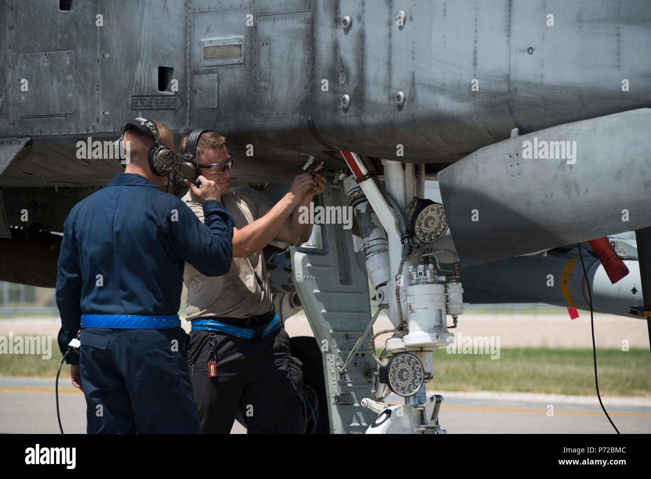 Us Air Force Staff Sgt. Nicholas Reider (links), und die Mitarbeiter der Sgt. William Flores, Mannschaft Leiter mit der 447Th Expeditionary Aircraft Maintenance Squadron, überprüfen Sie das Fahrwerk eines A-10 Thunderbolt II Mai 11, 2017, in Incirlik, Türkei, zur Unterstützung der Operation inhärenten lösen. Mannschaft Leiter sind verantwortlich für die Einführung, die Wiederherstellung und Aufrechterhaltung der Flugzeuge. Stockfoto